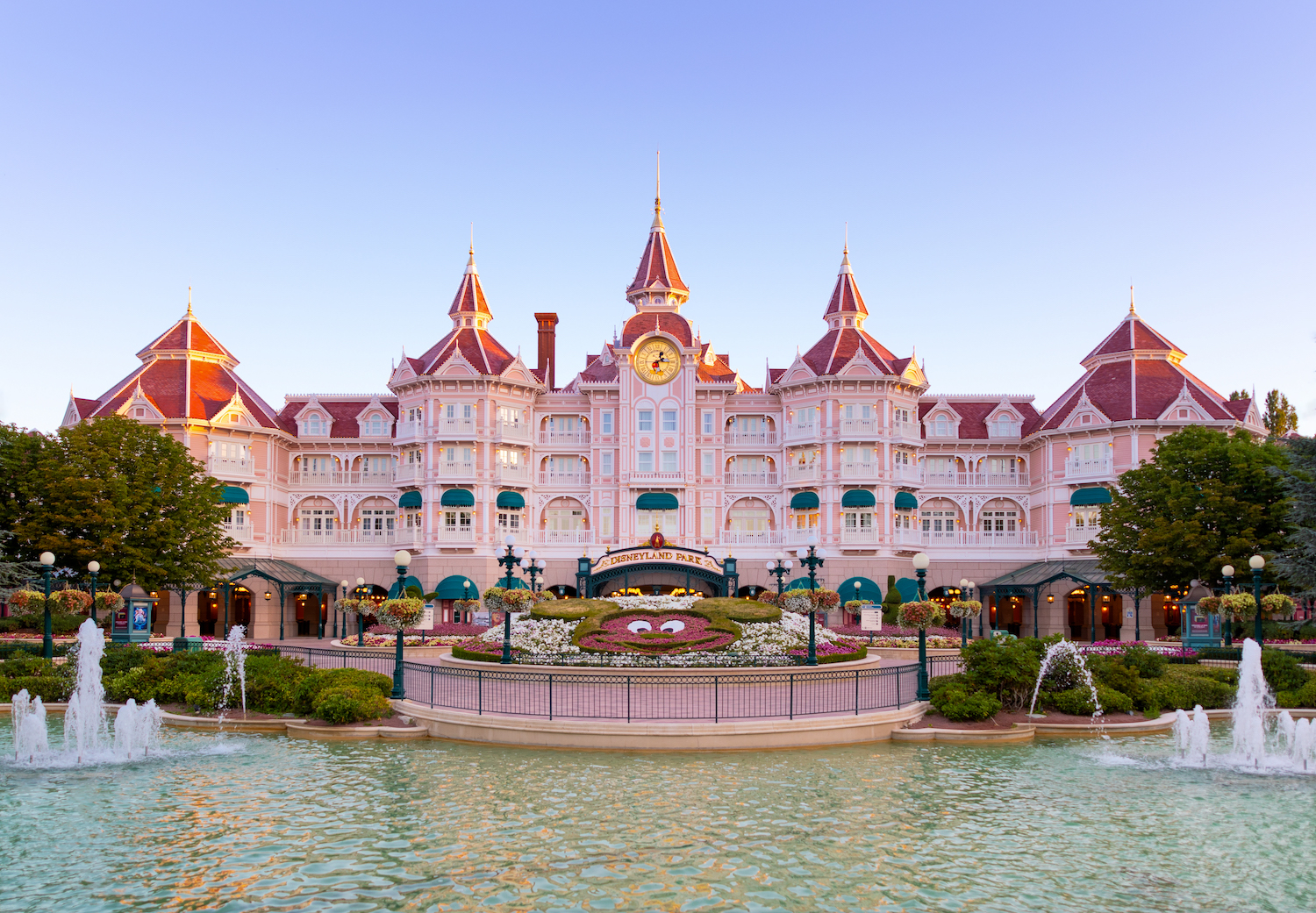 On a rencontré l’architecte du Disneyland Hotel à Paris