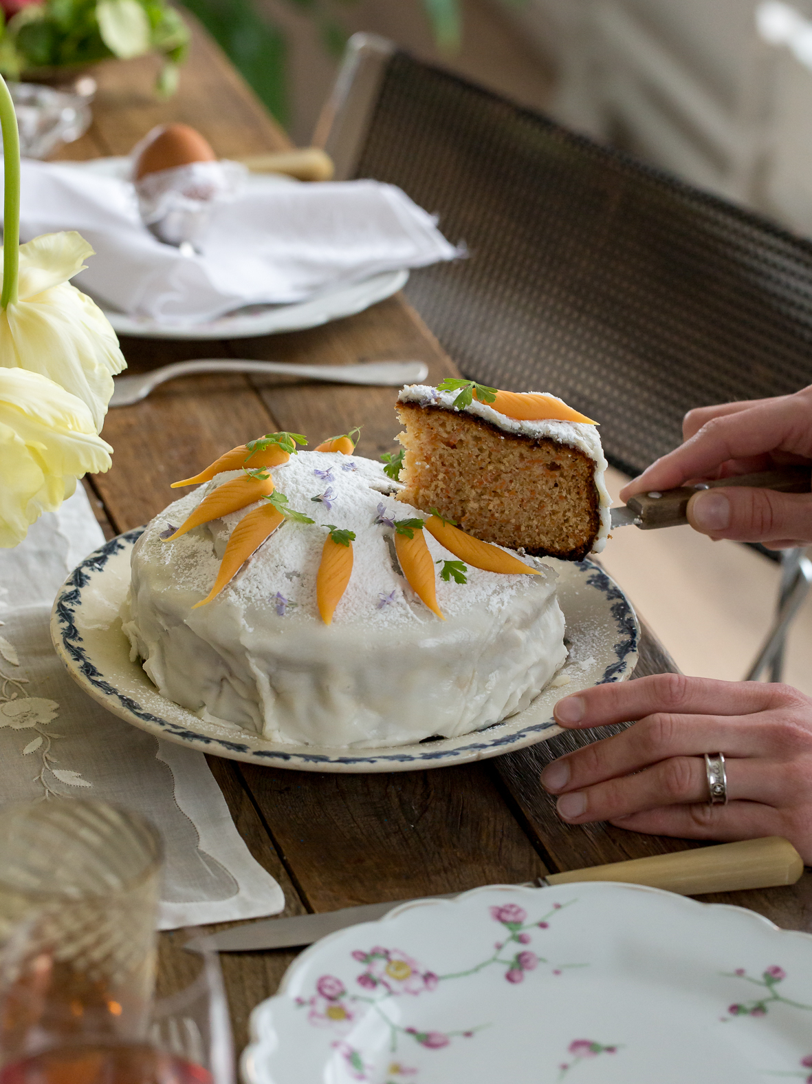 Recette : Gâteau à la carotte, glaçage sucre glace & carottes en pâte d’amandes