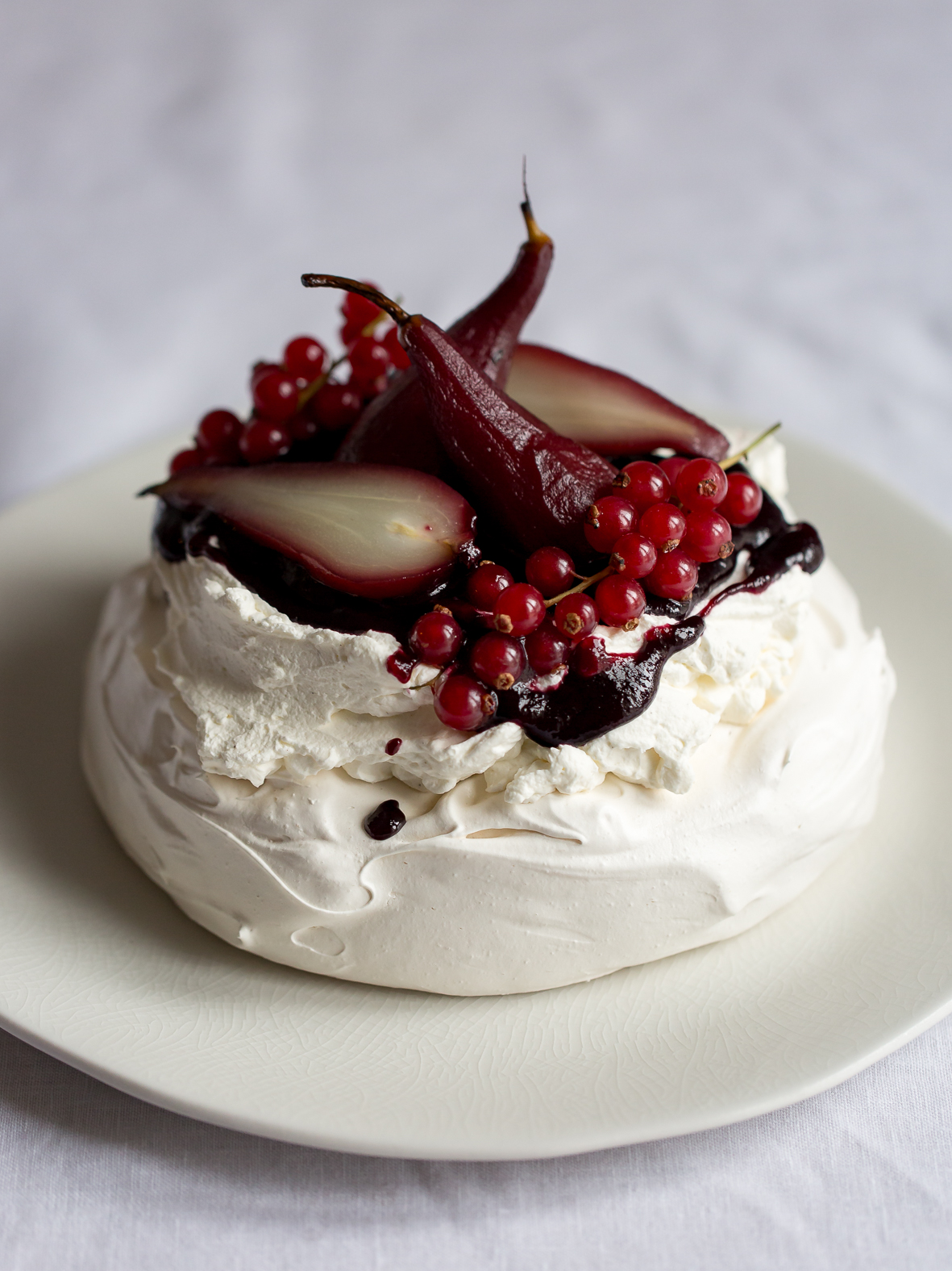 Recette : Pavlova vanille, cerises et poires pochées