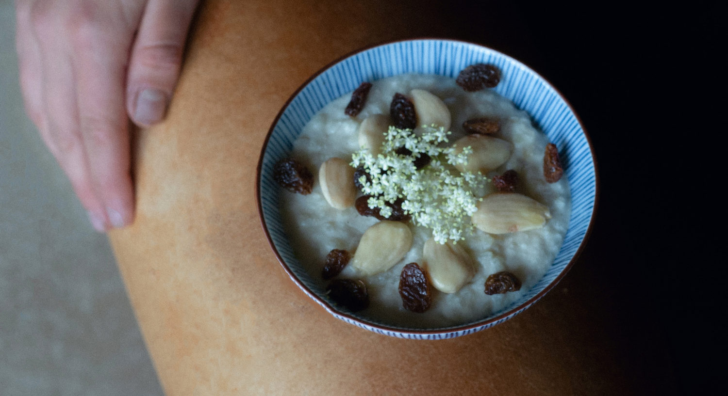 Recette : riz au lait d’amande infusé aux fleurs de sureau