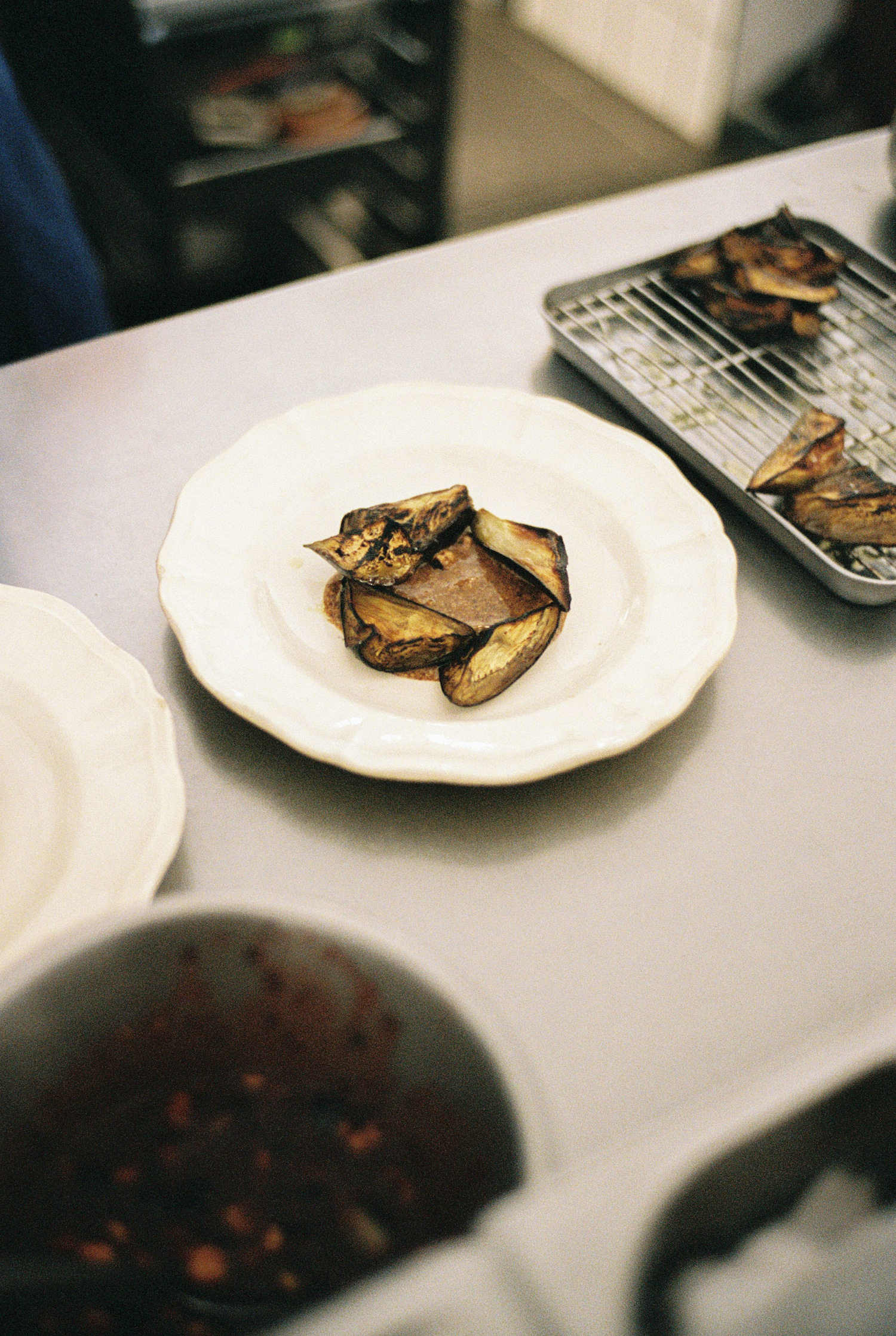 Recette : Aubergines rôties, pâte de noisettes, pickles de pleurotes & fruits rouges