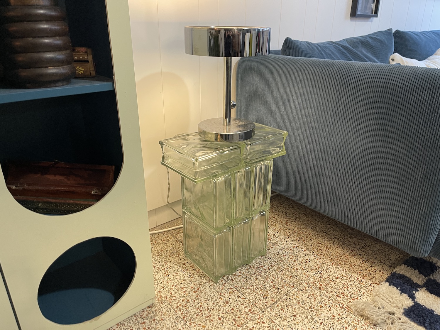 DIY : fabriquer un bout de canapé avec des pavés de verre