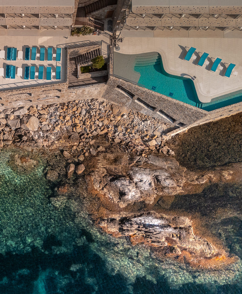 Dans le Lavandou, l&rsquo;hôtel Les Roches a réouvert, suspendu sur l&rsquo;eau