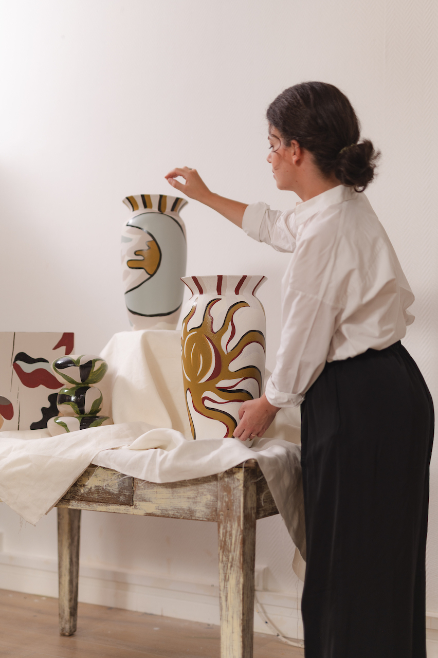 Florence Bamberger pose ses pinceaux sur les produits AM.PM